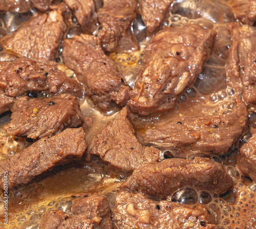 Carne bovina, corte de Alcatra em tiras sendo preparada em uma frigideira com óleo em fotografia de perto. Comida brasileira, culinária, gastronomia, Brasil. photo