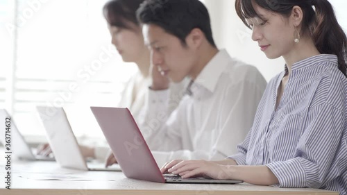 Wallpaper Mural パソコンを使って仕事をする人々 Torontodigital.ca