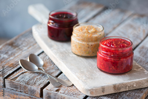 Obraz na płótnie jars of black, red and yellow currant jam w salonie