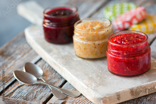 Obraz na płótnie jars of black, red and yellow currant jam w salonie