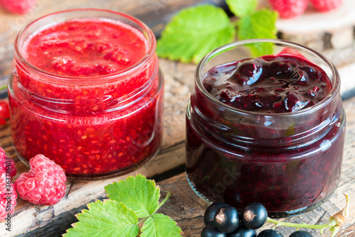 Obraz na płótnie raspberry and currant jam in small jars w salonie