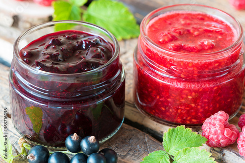 Obraz na płótnie raspberry and currant jam in small jars w salonie