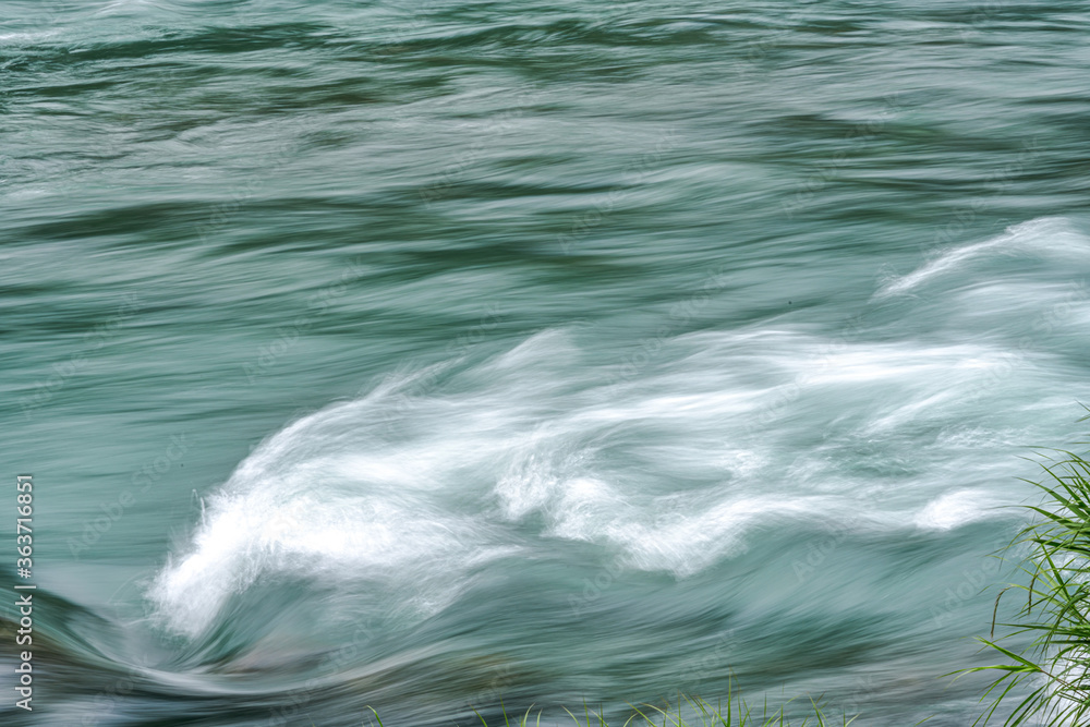 Fototapeta premium 【東京都 多摩川】上流の自然に囲まれた河川