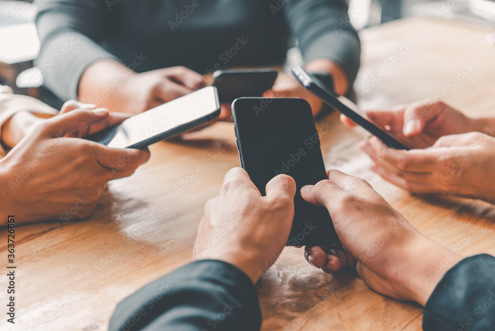 Obraz premium People group hands are playing mobile in groups to surf the social online world.