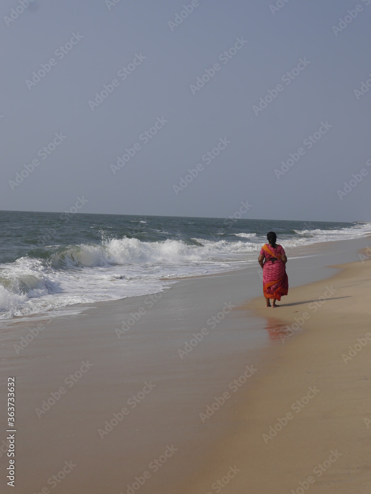 femme sur la plage, Kerala, Inde femme sur la plage, Kerala, Inde