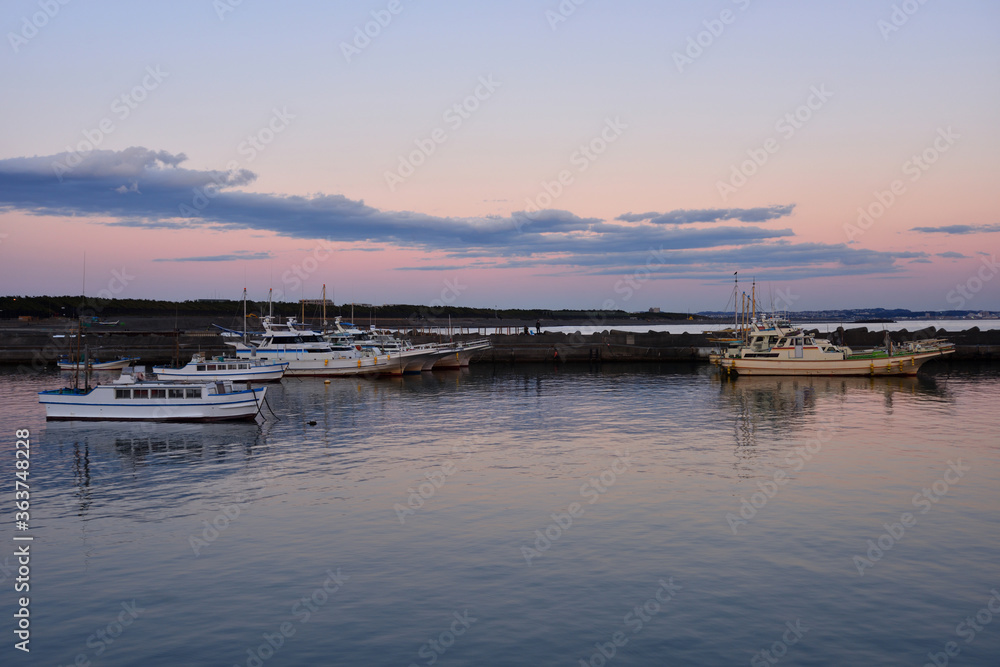 夕陽に染まる茅ヶ崎港に停泊する漁船