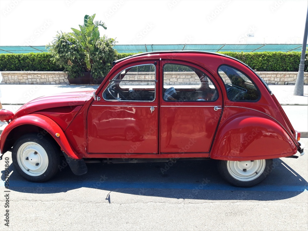 Czerwony samochód retro, Italia. - obrazy, fototapety, plakaty 
