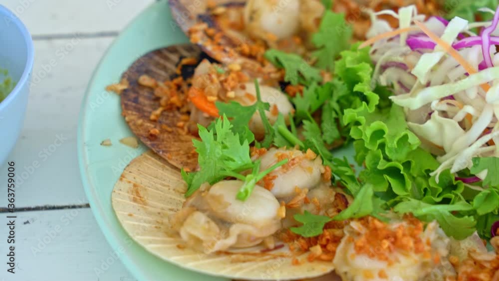 Butter and garlic grilled scallops - seafood style Butter and garlic grilled scallops - seafood style