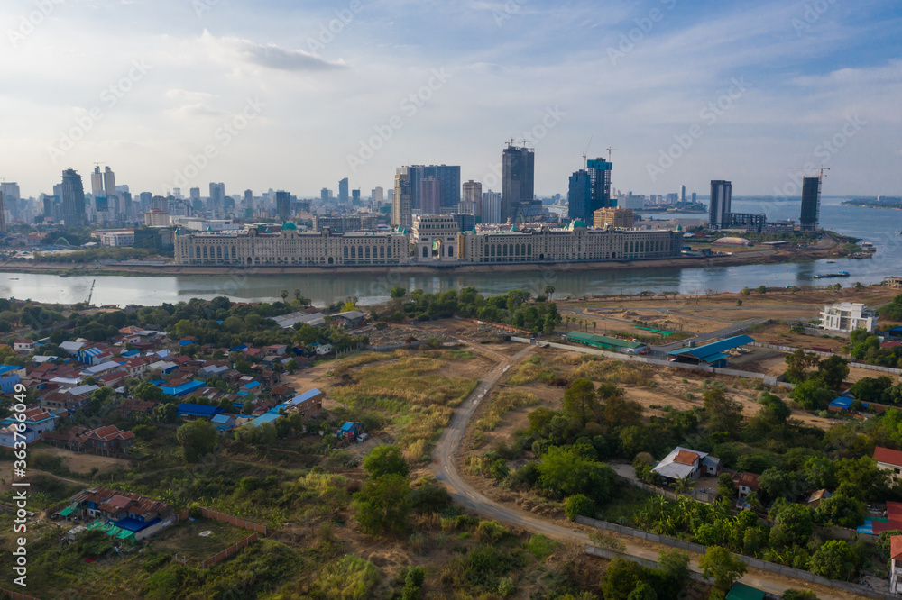 Fototapeta premium Krajobraz Phnompenh o zachodzie słońca - stolica Phnom penh - Kambodża