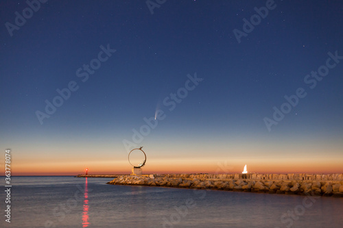 Foto July, 9, 2020: C/2020 F3 Neowise comet over the pier of San Benedetto del Tronto