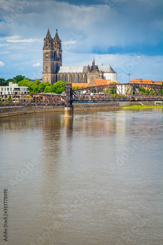Magdeburger Dom und Elbe in Magdeburg nach einem Gewitter im Sommer