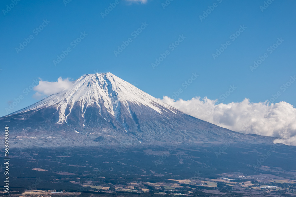 快晴の青空に冠雪した富士山と白い雲　冬　2月