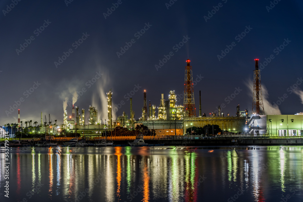 石津漁港から見た工場夜景と水面に反射する光