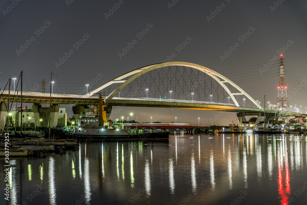 新浜寺大橋の明かりが水面を飾る