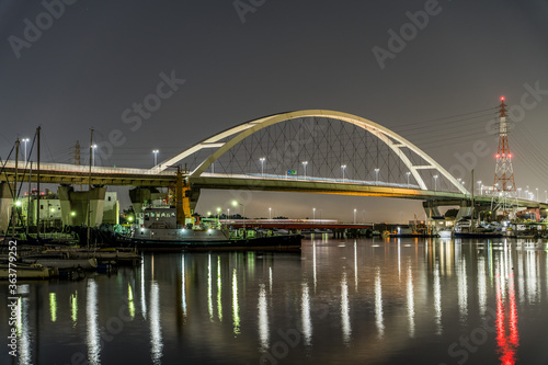 新浜寺大橋の明かりが水面を飾る © NCP