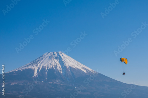 富士山とパラグライダー。2月の朝霧、井の頭エリアにて撮影