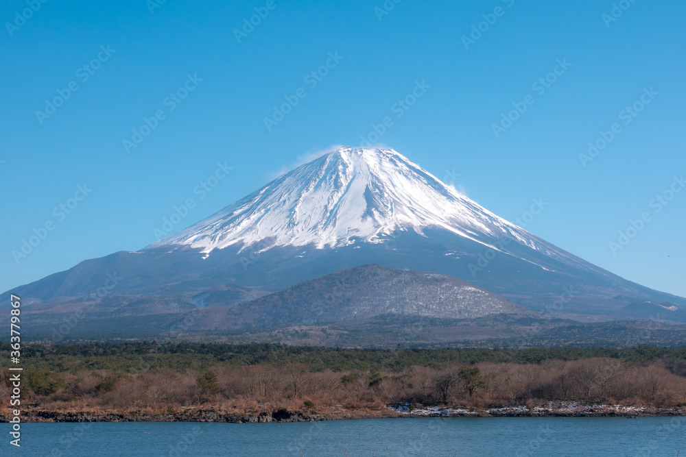 快晴の青空に冠雪した富士山　冬　2月