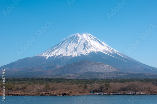快晴の青空に冠雪した富士山 冬 2月