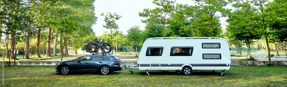 Wohnwagen Camping Gespann auf dem Weg in den Urlaub mit Fahrrädern auf dem Dach Wohnwagen Camping Gespann auf dem Weg in den Urlaub mit Fahrrädern auf dem Dach