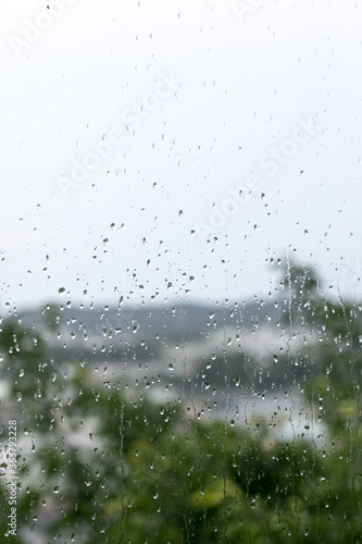 窓硝子の雨