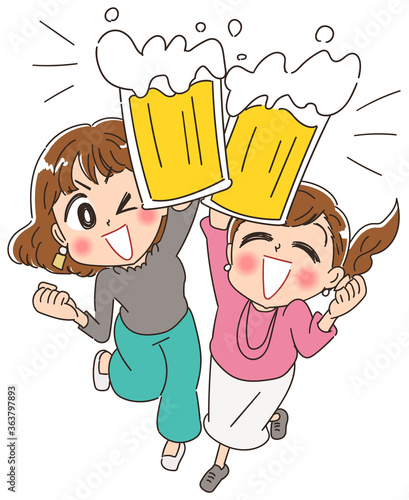 ビールで乾杯する女性 女子会