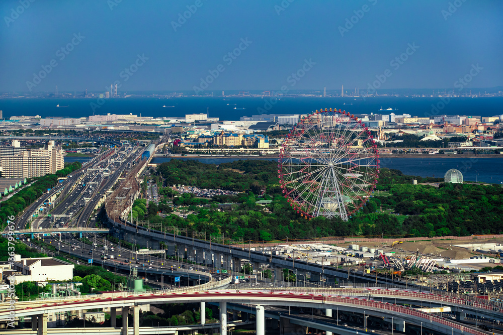 Naklejka premium 観覧車が見える葛西臨海公園を空撮