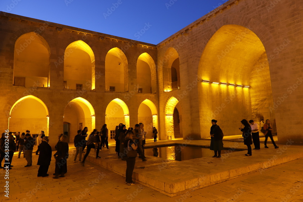 Mardin Artuklu ilçesinde bulunan tarihi Kasımiye Medresesinde ışık, insan ve yansıma