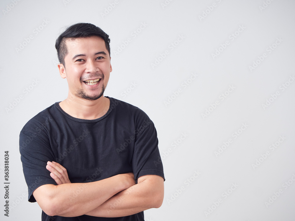 Obraz premium Young man crossed arms while standing.