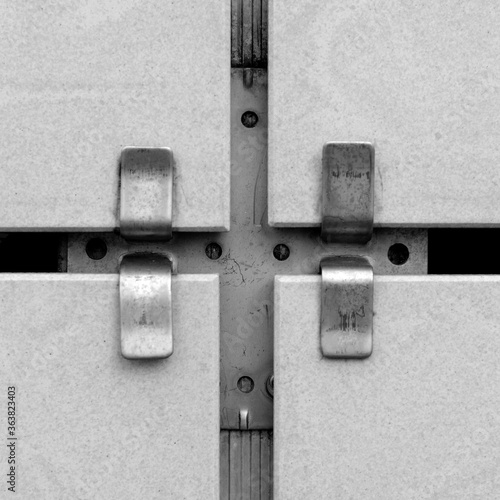 Cross metal fastening of porcelain tile