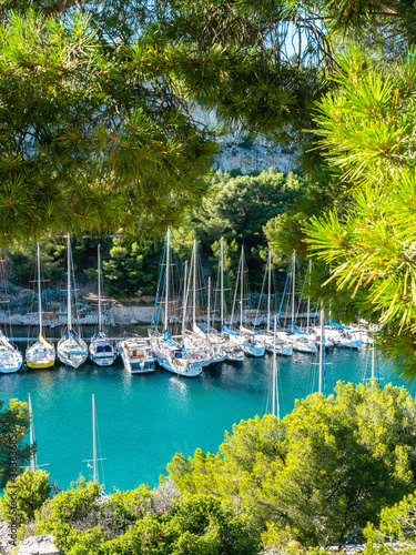 Vue sur les bateaux du port de Port miou à Cassis photo