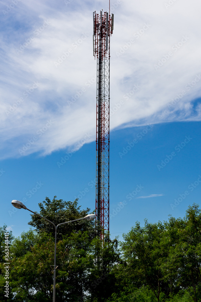 Obraz premium Contract mobile towers set amid valleys.