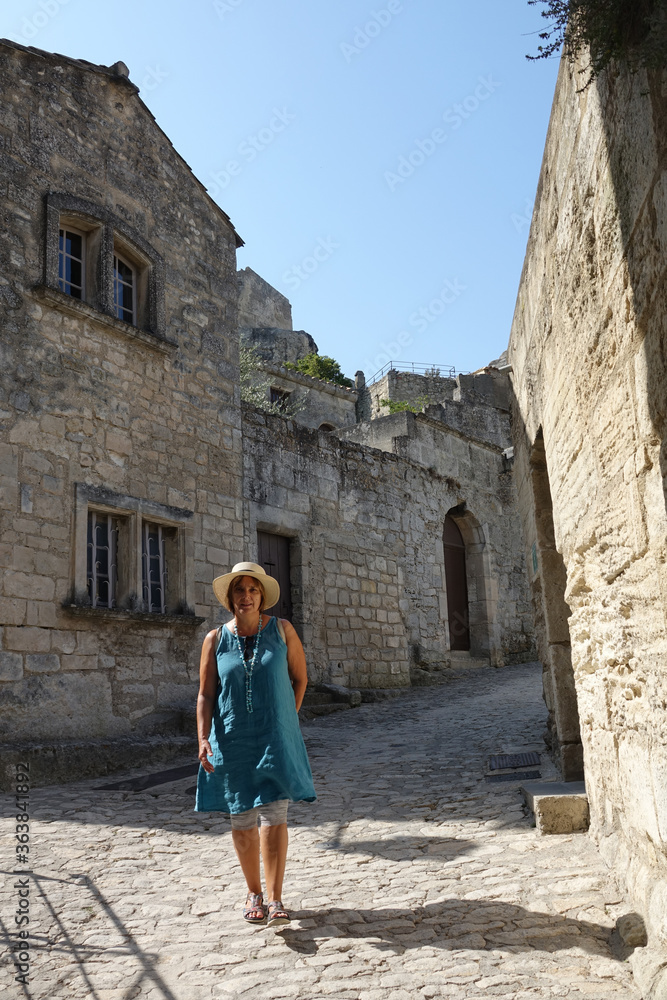 Frau in einer Gasse in Les Baux-de-Provence