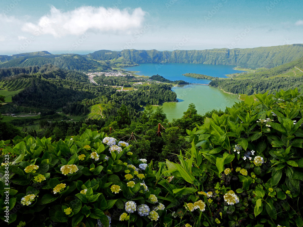 Fototapeta premium Krater wulkaniczny zamienił się w jezioro w miejscowości Sete Cidades na wyspie San Miguel na Azorach