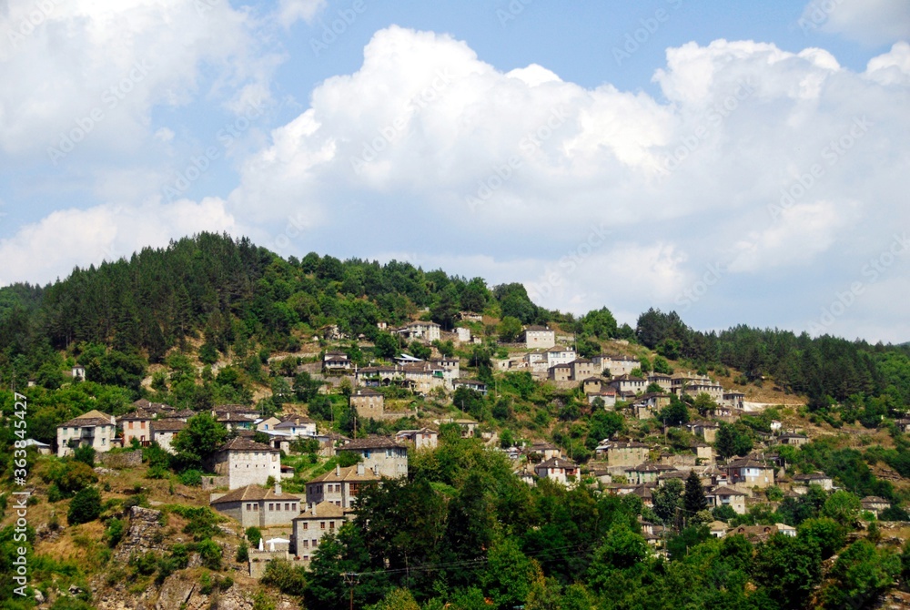Obraz premium Panoramic view of the traditional stone-made Kipoi village, one of the 45 villages known as Zagoria or Zagorochoria in Epirus region of southwestern Greece.