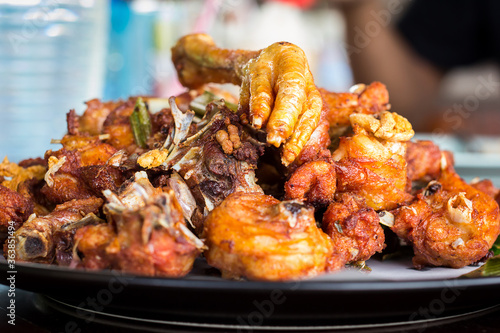 Fried chicken on a plate and eat.