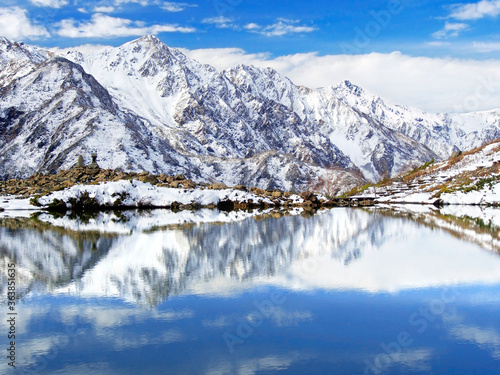 日本アルプスを映す天然池(白馬三山と八方池)