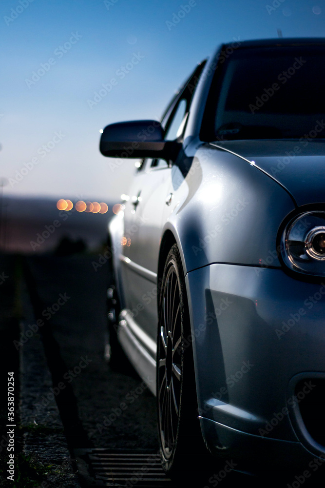 Fototapeta premium Auto, Silber, Golf, Tuning, Felgen, Abendstimmung, Xenon, Nacht