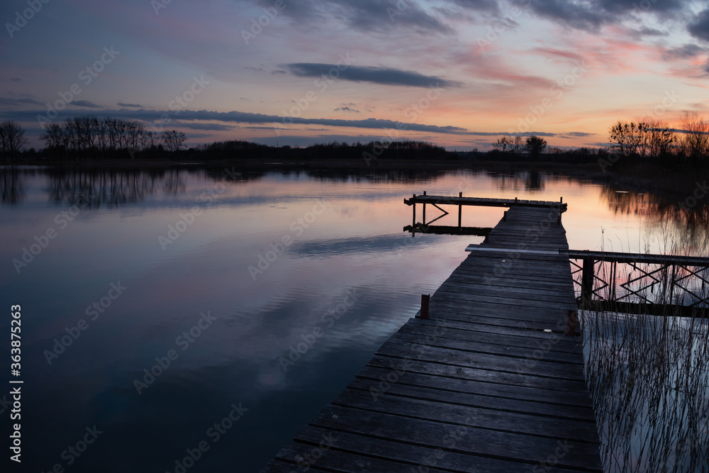 Obraz premium A quiet evening on a wonderful lake