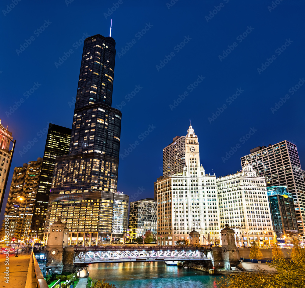 Obraz premium Downtown Chicago at Michigan Avenue Bridge - Illinois, United States