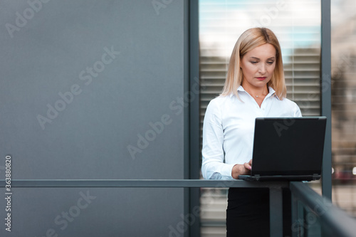 Business lady working on a laptop  © Andrii 