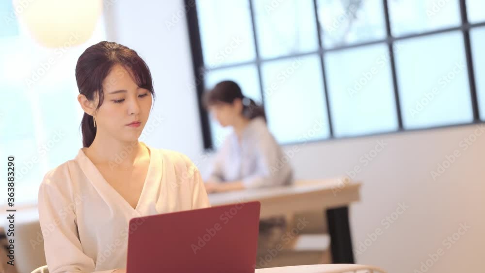 パソコンで作業する女性 パソコンで作業する女性