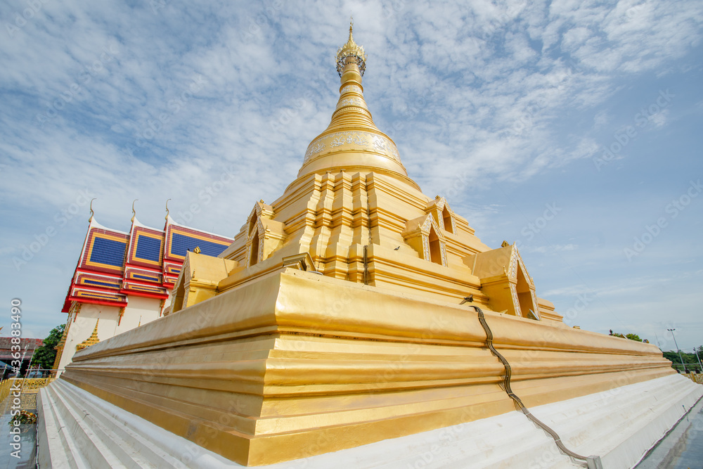 Fototapeta premium gold pagoda in holiday