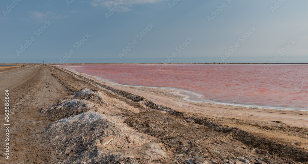 Rosa See Wasser der Salzwerke in Walvis Bay Namibia Südafrika