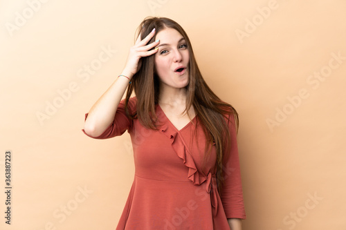 Young caucasian woman isolated on beige background has realized something and intending the solution