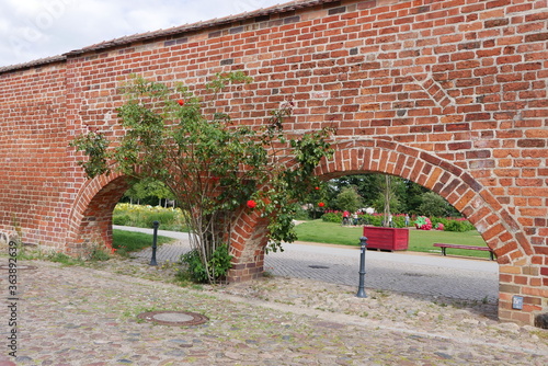 Stadtmauer mit Bögen in Wittstock an der Dosse
