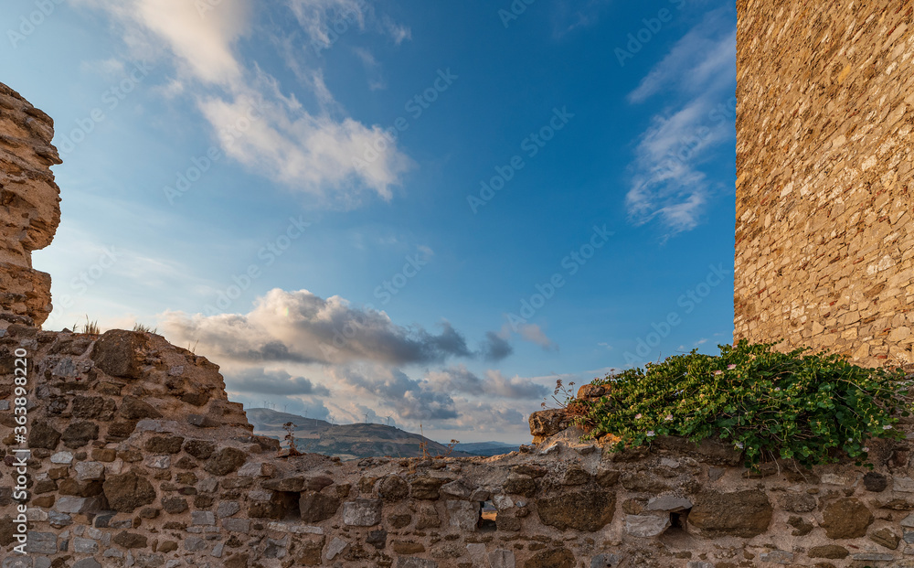Veduta panoramica dai ruderi del castello di Cefalà Diana al crepuscolo, provincia di Palermo IT	