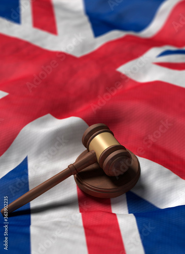 Richterhammer auf Flagge von Großbritannien