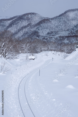 石勝線夕張支線のS字カーブの雪景色の鉄道風景 © Sou