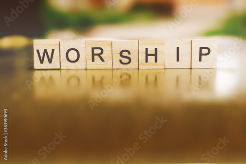 Bilde på lerret The word WORSHIP written in wood block.