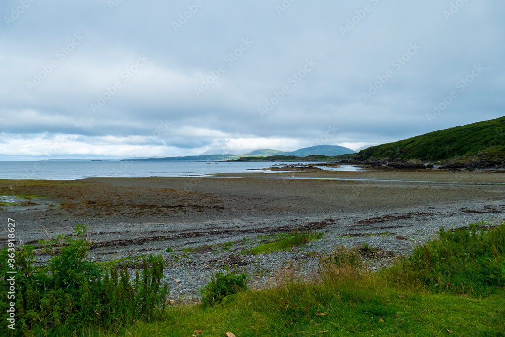 Loch Eishort Küste bei Ord, Isle of Skye, mit Blick auf die Guillin Mountains